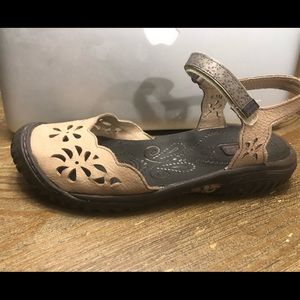 Jambu closed toe strap sandal size 6.5 (L412)